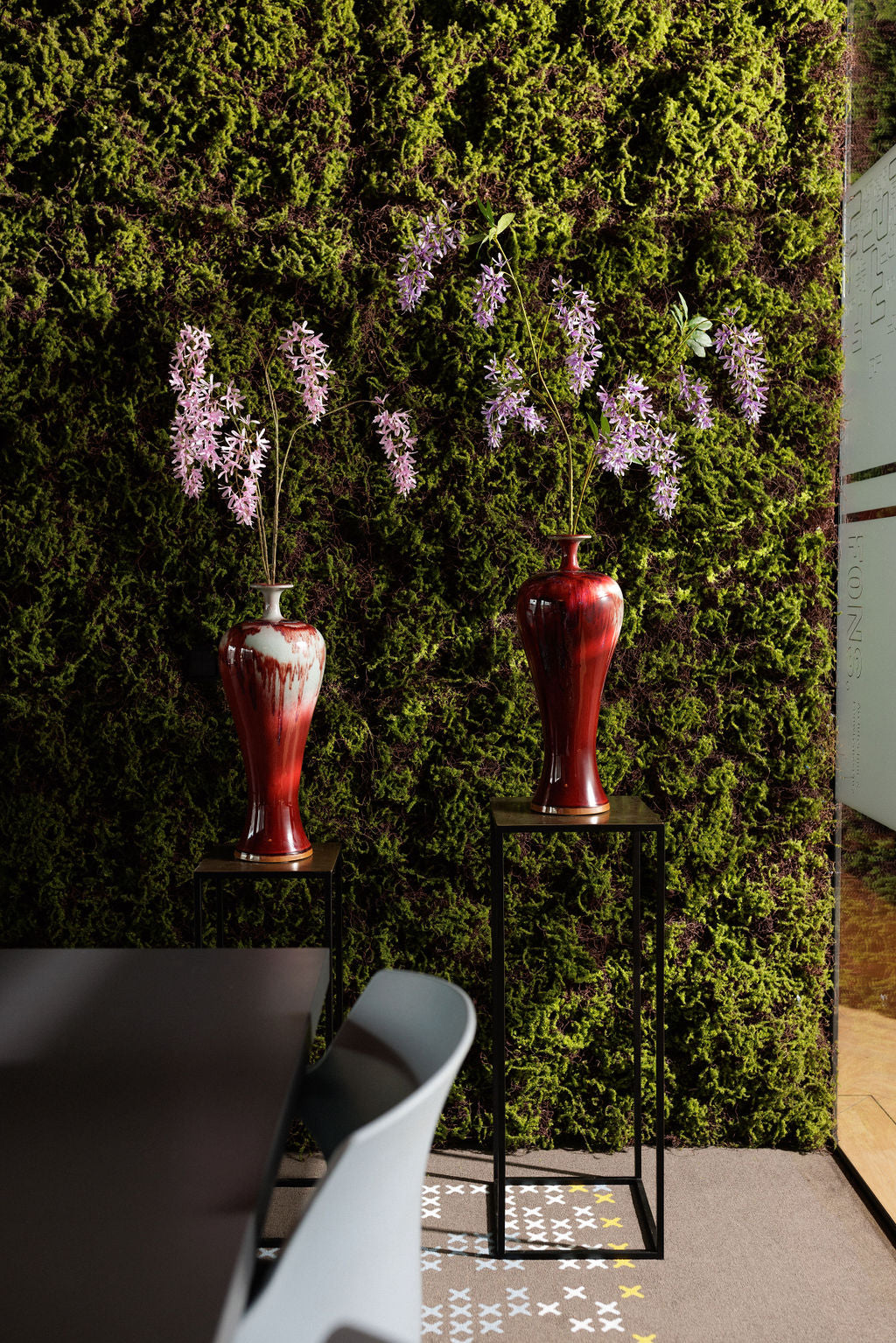 hoge slanke vazen blue rebel groenwand moswand kantoor nouq