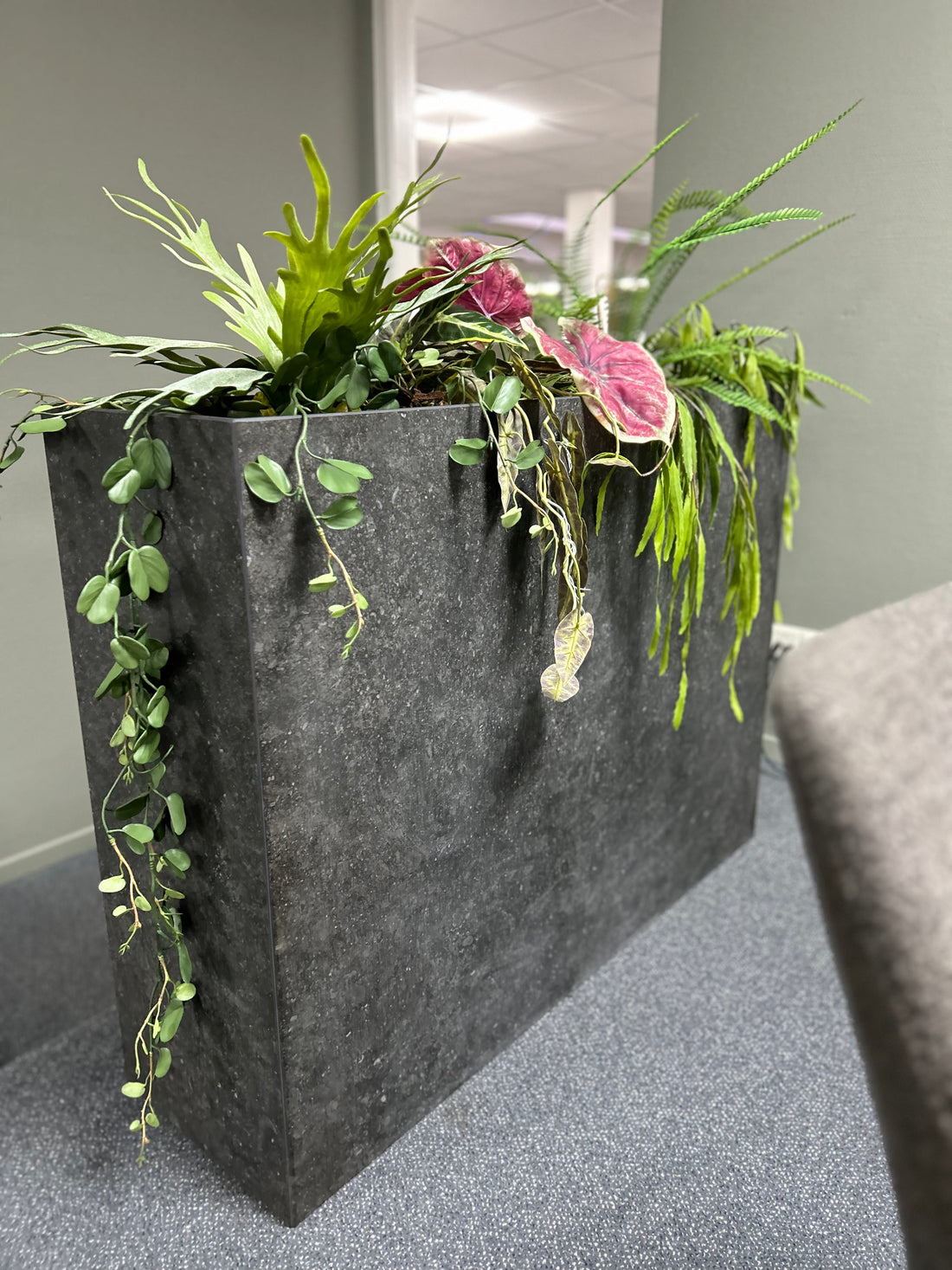 Plantenbakken met kunstplanten